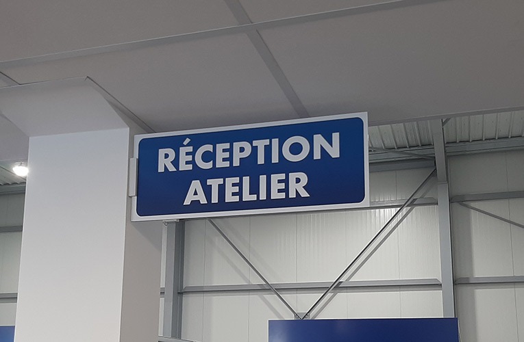 Signalétique et logos imprimés sur vitrine ou mur